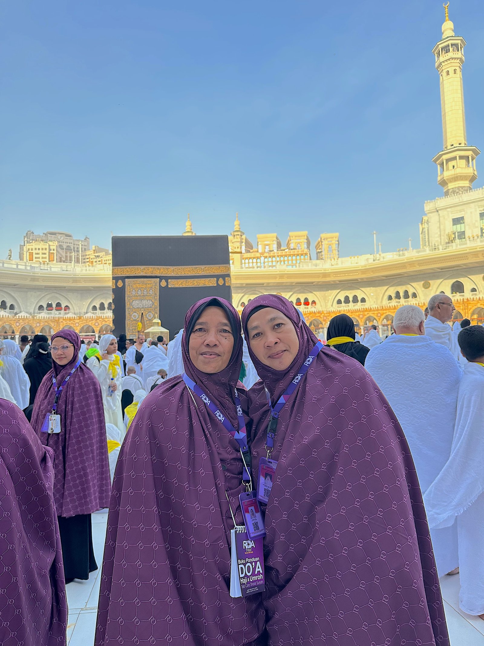 Jamaah di Depan Ka'bah